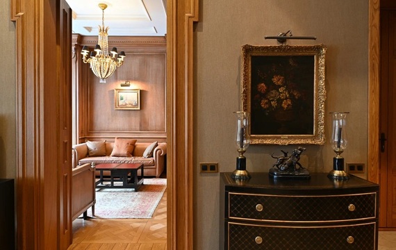 "Дом со Львами"
                    