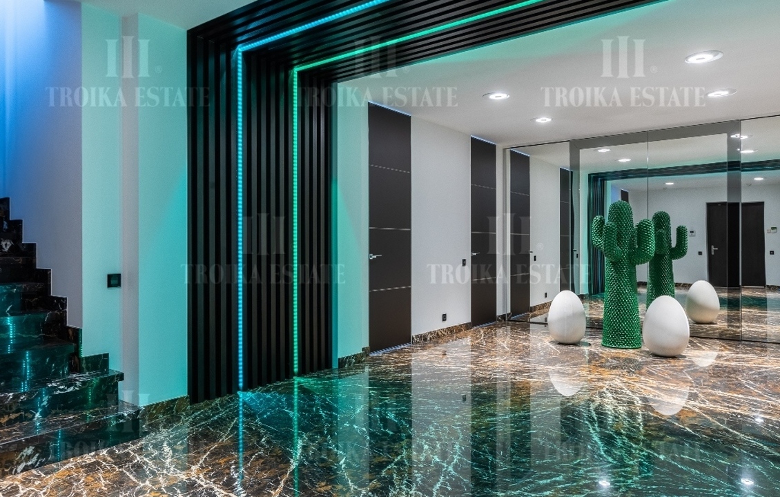 Купить  Пентхаус с отделкой Б. Афанасьевский пер-к 28 метро Арбатская