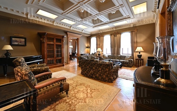 "Дом со Львами"
                    