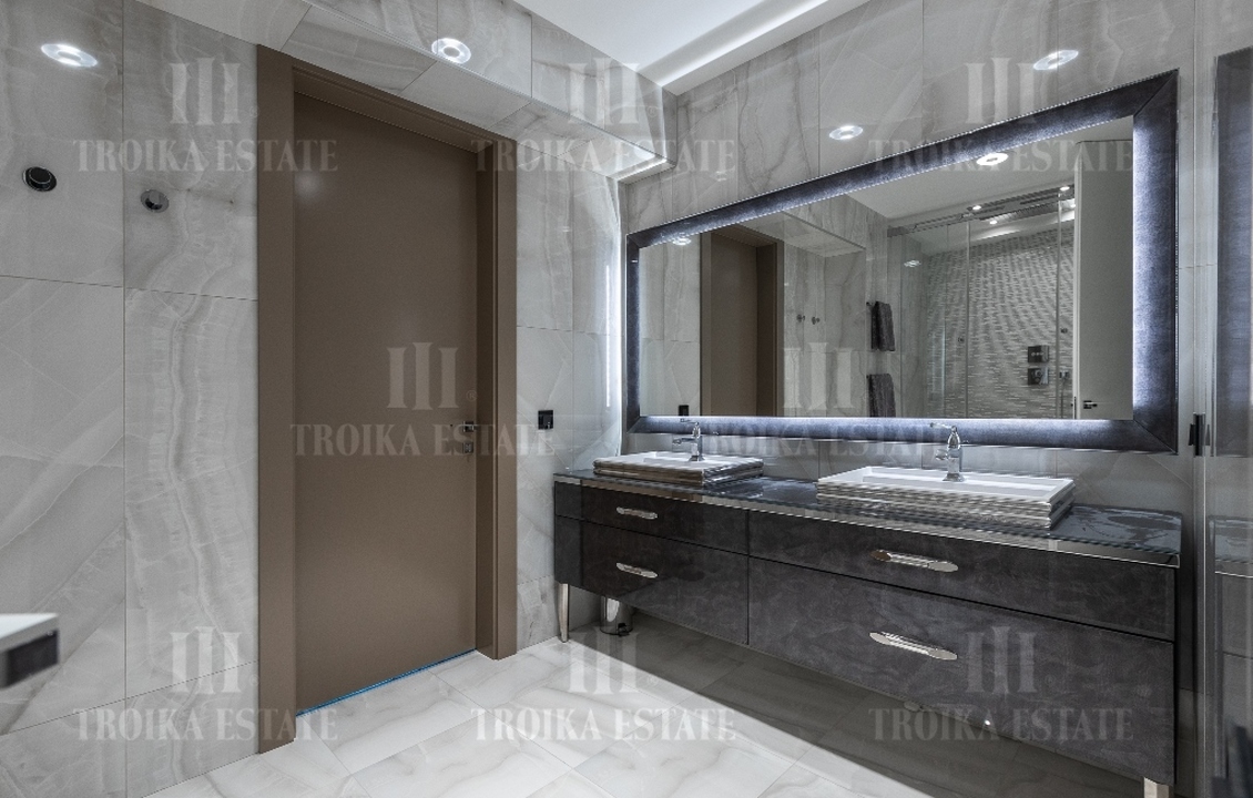 Купить  Пентхаус с отделкой Б. Афанасьевский пер-к 28 метро Арбатская