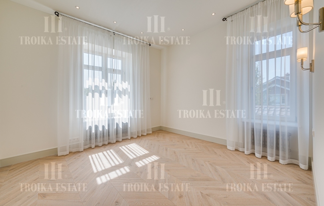 КупитьКоттедж
с отделкойБенилюкс метро 