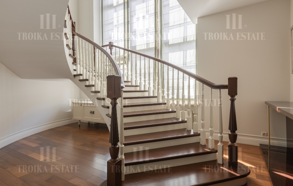 КупитьКоттедж
с отделкойБенилюкс метро 